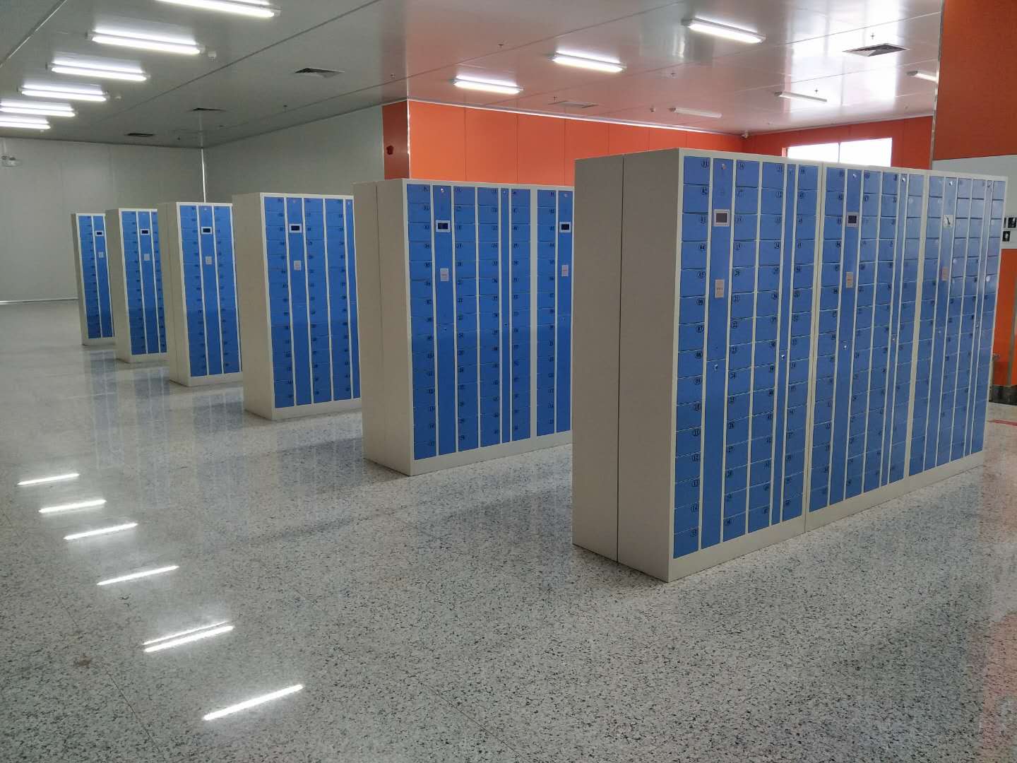 Listed companies use mobile phone storage cabinets